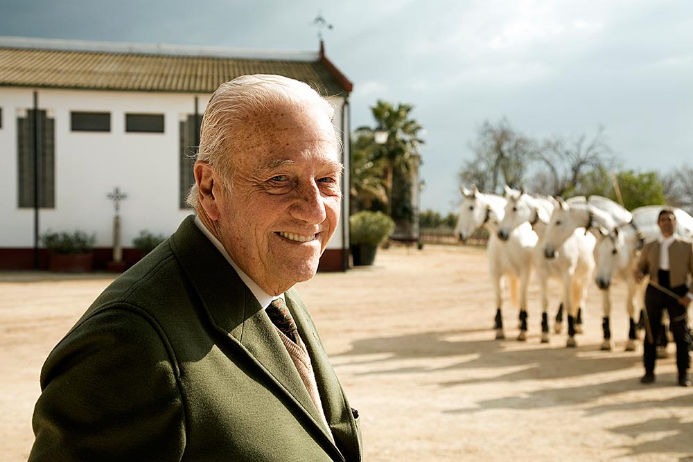 Miguel Ángel de Cárdenas is a breeder and owner of the Ganadería Cárdenas. His lands are dedicated to agriculture, but primarily to breeding PRE horses for competition. His animals are found at the San Pablo ranch in Écija (Seville).