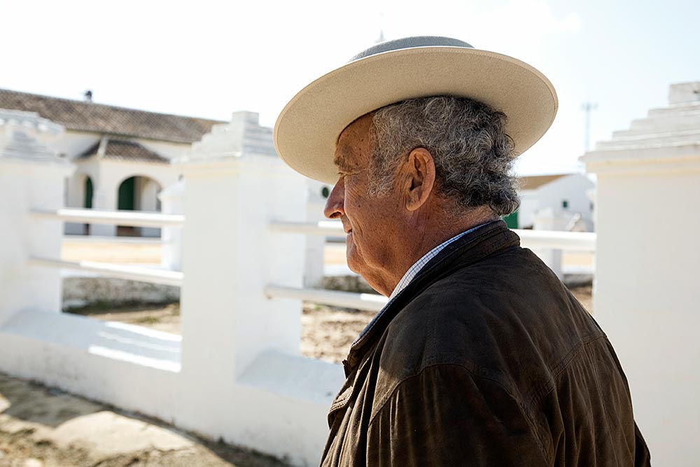  Jaime Guardiola is a breeder and owner of the Yeguada Guardiola Fantoni, family-run farm since 1888. The animals are kept at the Ranch "El Pinganillo" in Utrera (Seville). The family cultivates cereals and breeds PRE horses as well as bulls. Mr. Guardiola has been a famous torero.  