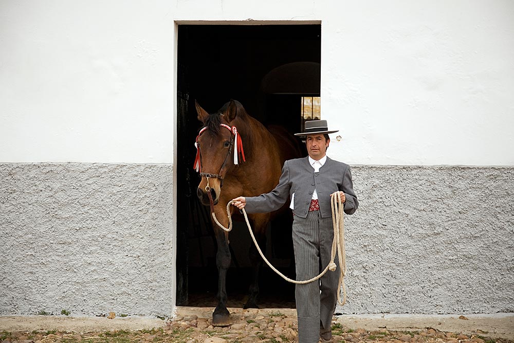 Vicente De La Escalera is one of the sons of breeder José Luis De La Escalera, owner of the Yeguada de la Escalera. They form part of a very prestigious family of breeders for more than 300 years. Their horses are kept at the Pozo Santo (Holy Well) ranch located in Fuentes de Andalucía (Seville). 